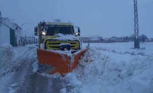 Foto de archivo de una autobomba de Geacam actuando en Filomena equipada con una pala quitanieves