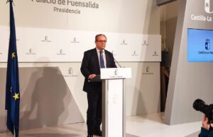 Juan Alfonso Ruiz Molina, dando cuenta de los acuerdos del Consejo de Gobierno.