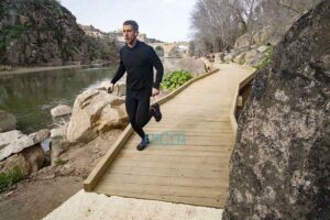 Imagen de un corredor por la nueva senda ecológica de Toledo.