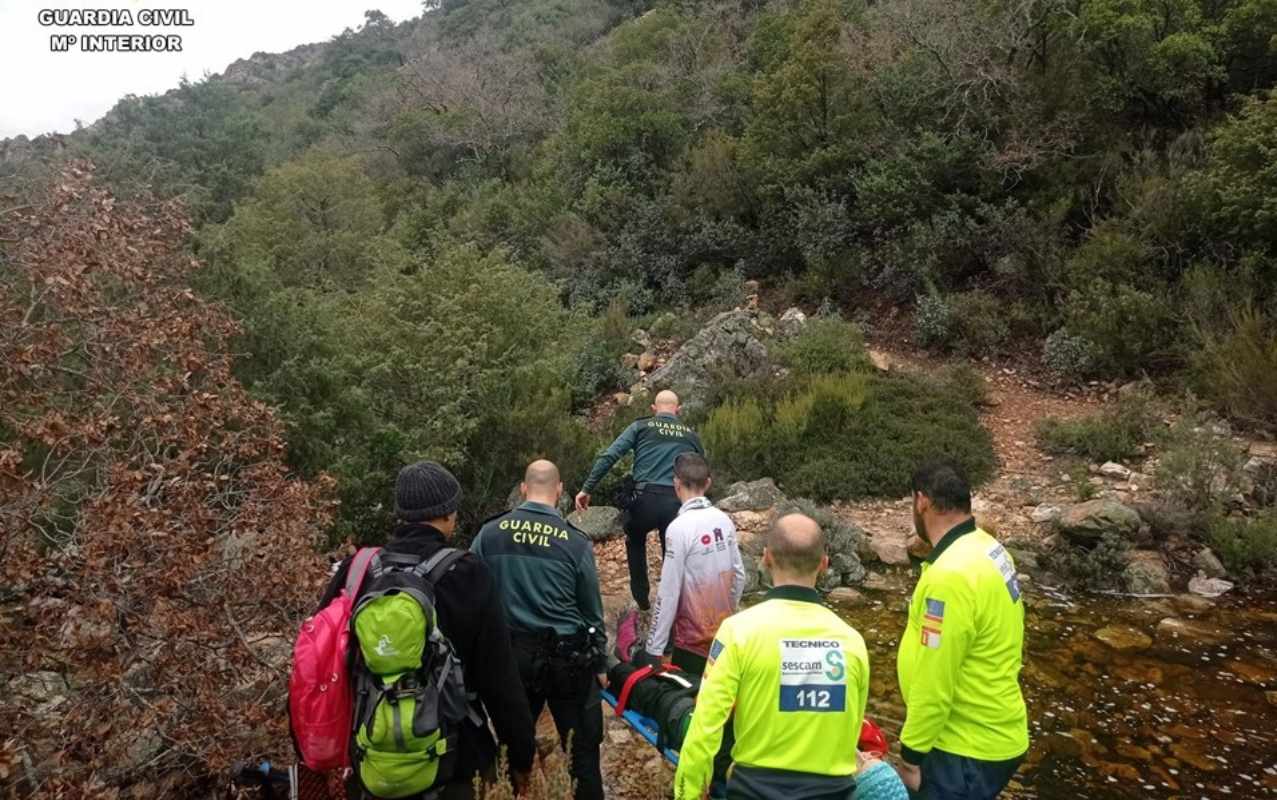 Momento del rescate de una senderista en Fuencaliente (Ciudad Real).