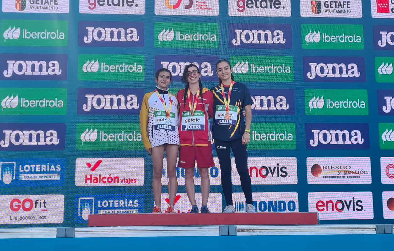 Silvia Rey (izquierda), campeona de España de cross sub-23. Foto: RFEA.