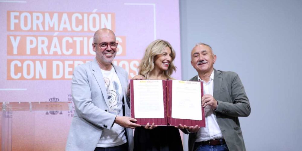 El secretario general de CCOO, Unai Sordo, la ministra de Trabajo, Yolanda Díaz, y la secretaria general de UGT, Pepe Álvarez.