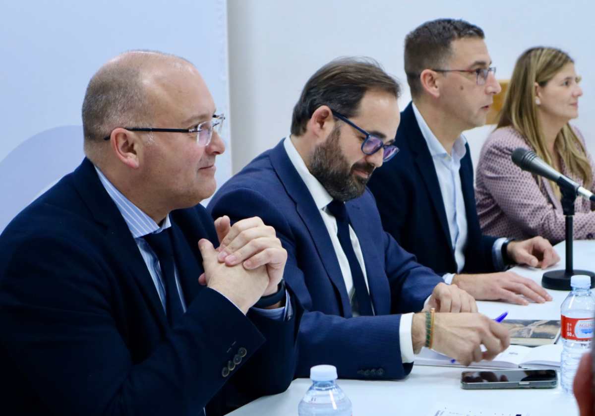 El portavoz del PP en el Congreso, Miguel Tellado, y el presidente del PP en Castilla-La Mancha, Paco Núñez.