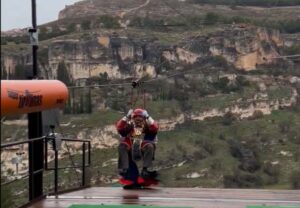 Gaspar en la Tirolina Las Hoces, en Cuenca.