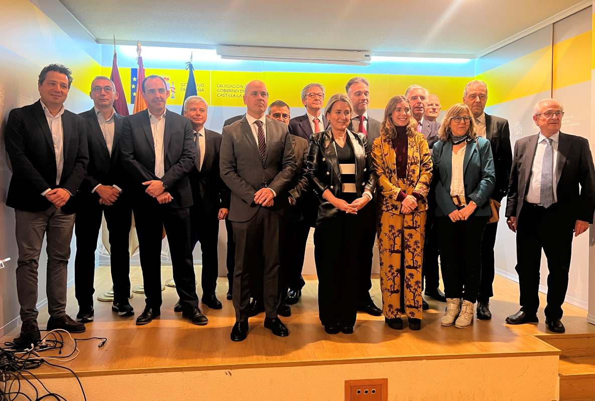 Foto de familia de Milagros Tolón con los empresarios del programa de incentivos regionales.