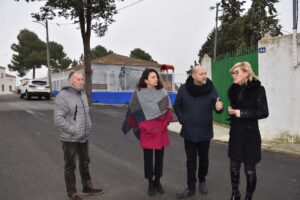 Visita de la delegada de la Junta en Cuenca, María Ángeles López, a Torrubia del Campo, donde se ha reunido con el alcalde, Pedro Romeral.