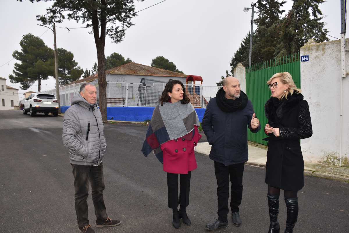 Visita de la delegada de la Junta en Cuenca, María Ángeles López, a Torrubia del Campo, donde se ha reunido con el alcalde, Pedro Romeral.