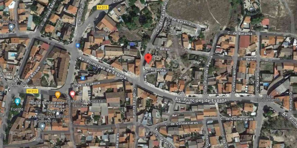Travesía del Calvario, en Morata de Tajuña, donde aparecieron los cadáveres de los tres hermanos. Imagen: Google Maps.