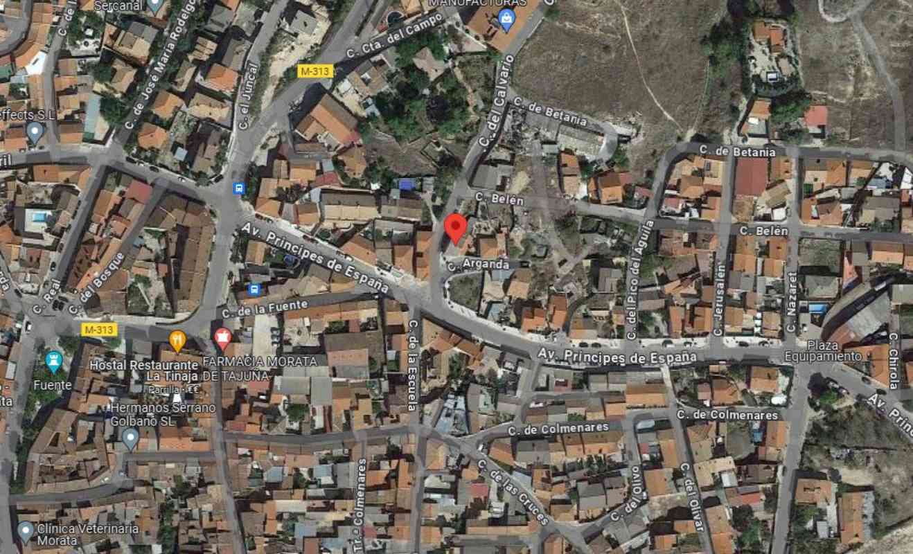 Travesía del Calvario, en Morata de Tajuña, donde aparecieron los cadáveres de los tres hermanos. Imagen: Google Maps.