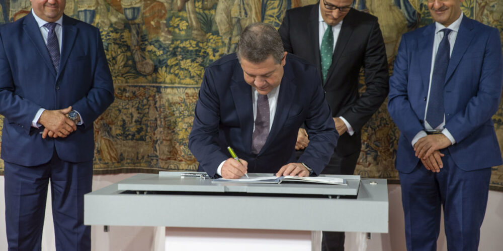 El presidente de Castilla-La Mancha, Emiliano García-Page, en la firma entre el Gobierno regional y las principales entidades financieras de la región. EFE/Ismael Herrero.