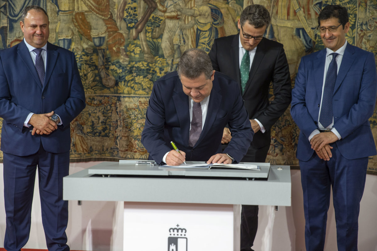 El presidente de Castilla-La Mancha, Emiliano García-Page, en la firma entre el Gobierno regional y las principales entidades financieras de la región. EFE/Ismael Herrero.