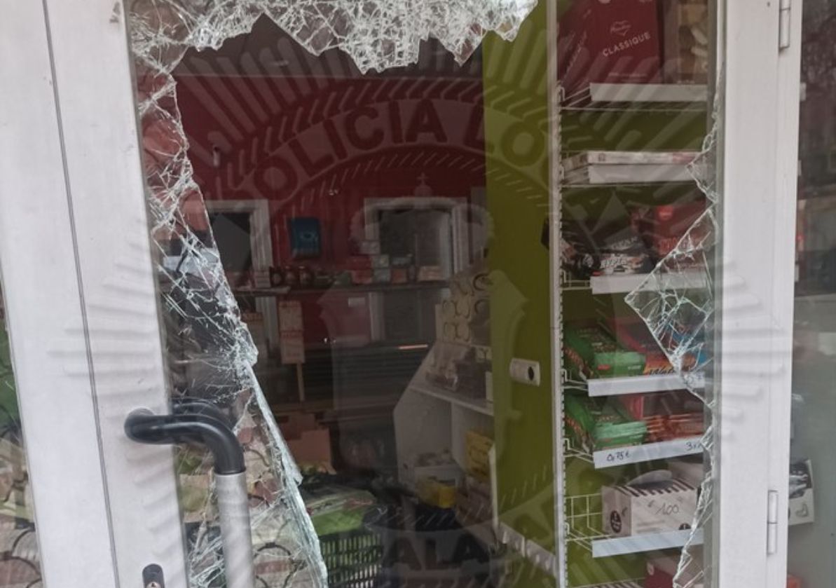 Cristal roto durante el robo en un establecimiento de Guadalajara. Imagen: Policía Local de Guadalajara