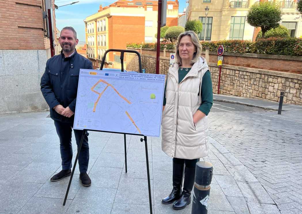 Ana Guarinos, Alcaldesa de Guadalajara y Santiago López, concejal de obras, presentan la remodelación de la calle Miguel de Cervantes
