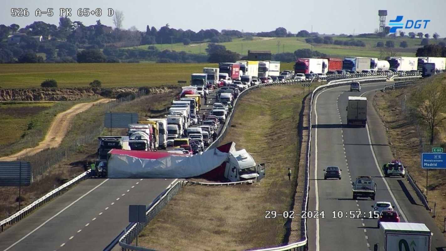 Imagen del siniestro que ha cortado por completo la A-5 en sentido Extremadura.