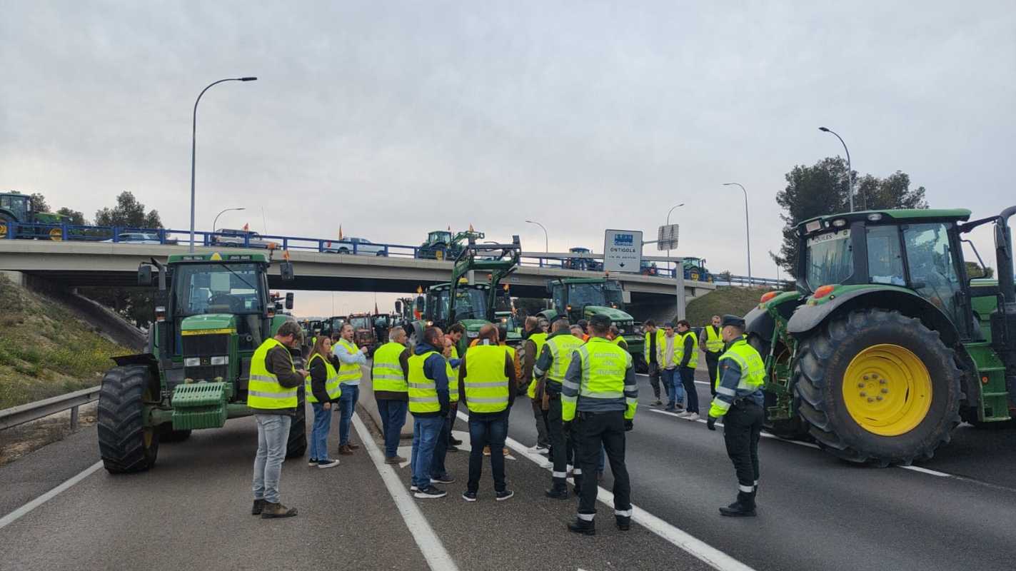 La A-4 cortada en sentido Madrid.