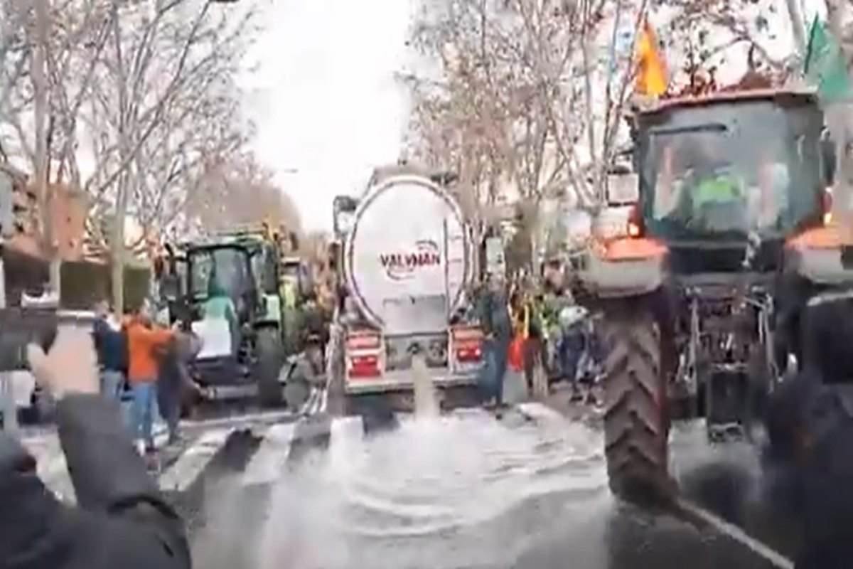 Agricultores de Ciudad Real derraman 25.000 litros de vino francés.