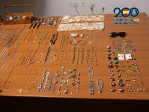 Efectos intervenidos al detenido por robar en casas de Talavera.