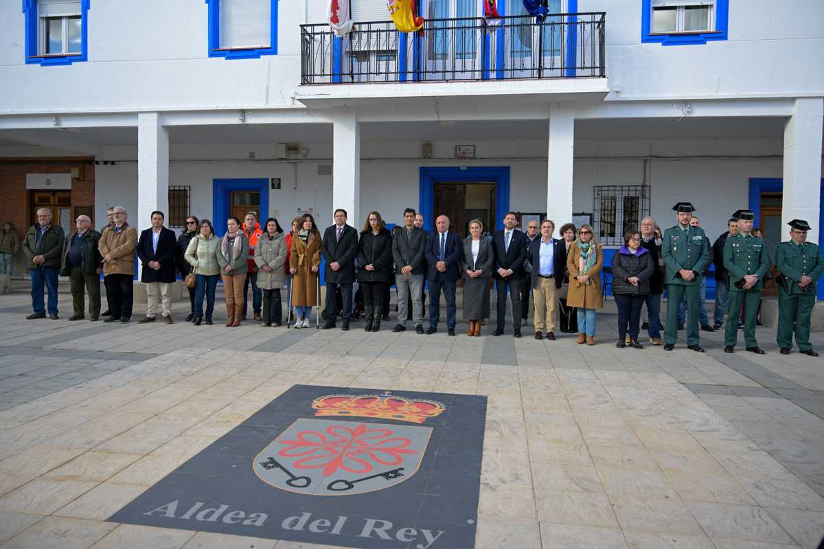 Minuto de silencio por el asesinato de Cándida en Aldea del Rey. Foto: EFE/Jesús Monroy.