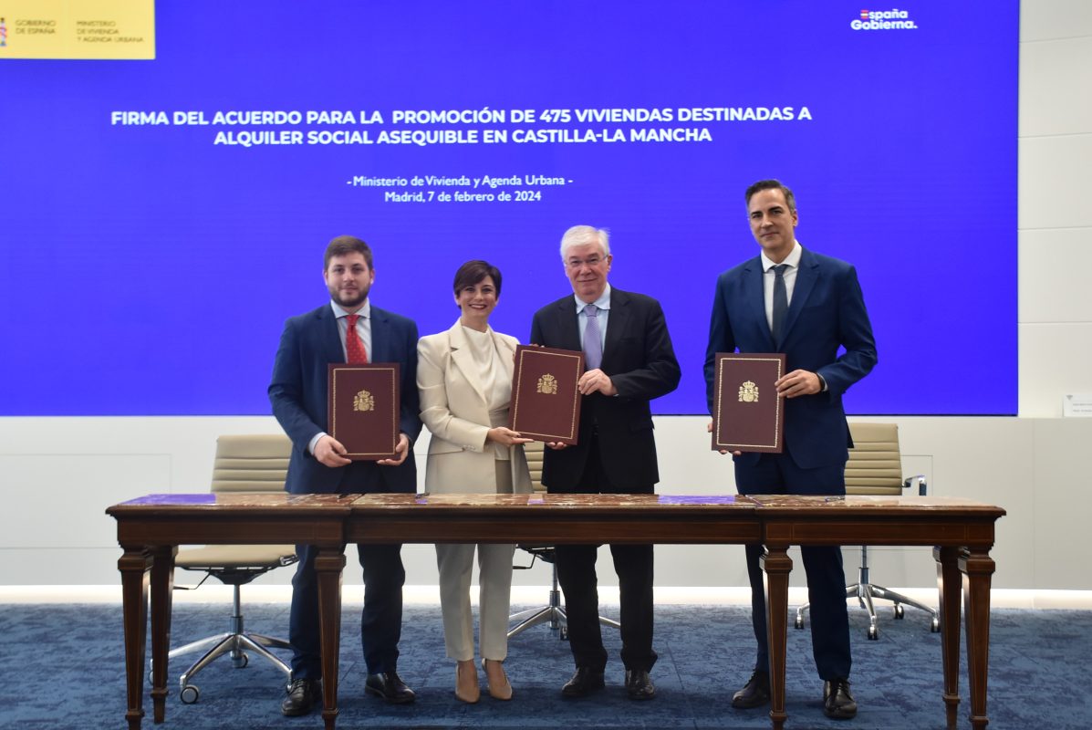 El consejero de Fomento, Nacho Hernando, ha firmado con la ministra de Vivienda y Agenda Urbana, Isabel Rodríguez, dos acuerdos.