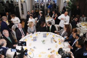 Bono estuvo en un desayuno informativo al que asistió la presidenta del Congreso, Francina Armengol. Foto: @F_Armengol.
