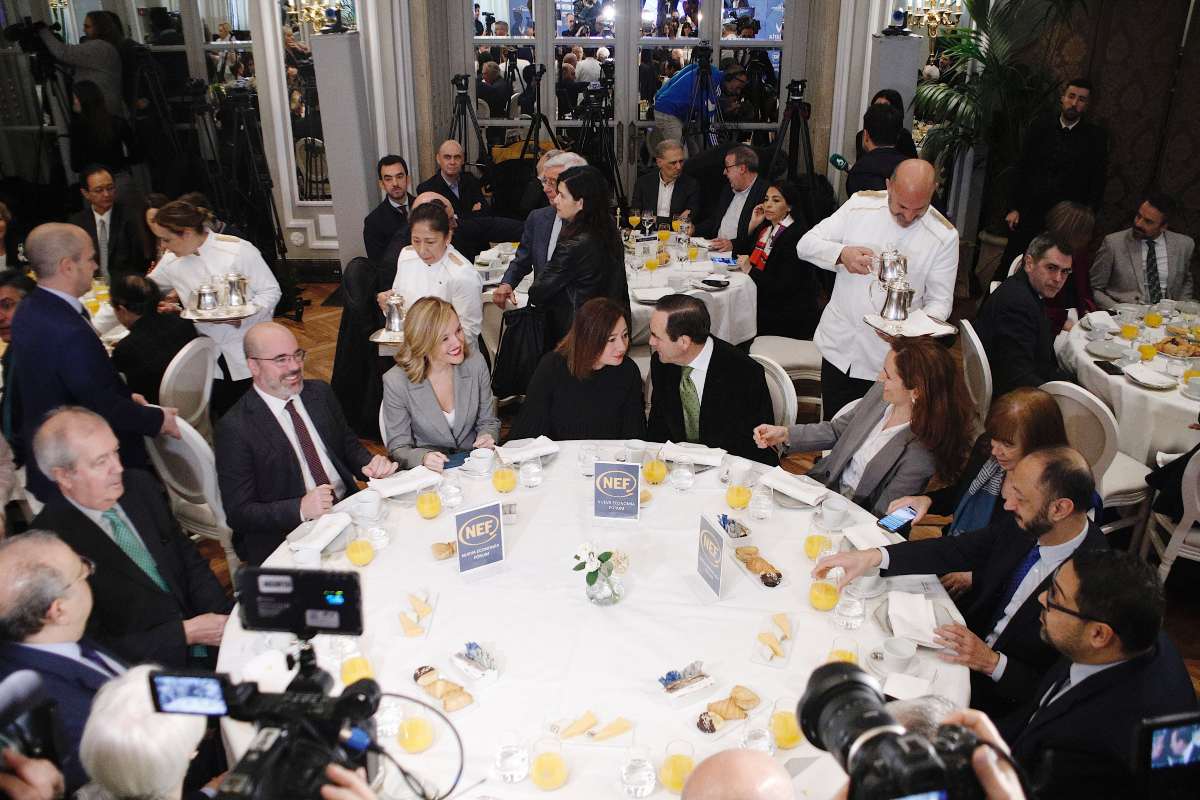 Bono estuvo en un desayuno informativo al que asistió la presidenta del Congreso, Francina Armengol. Foto: @F_Armengol.