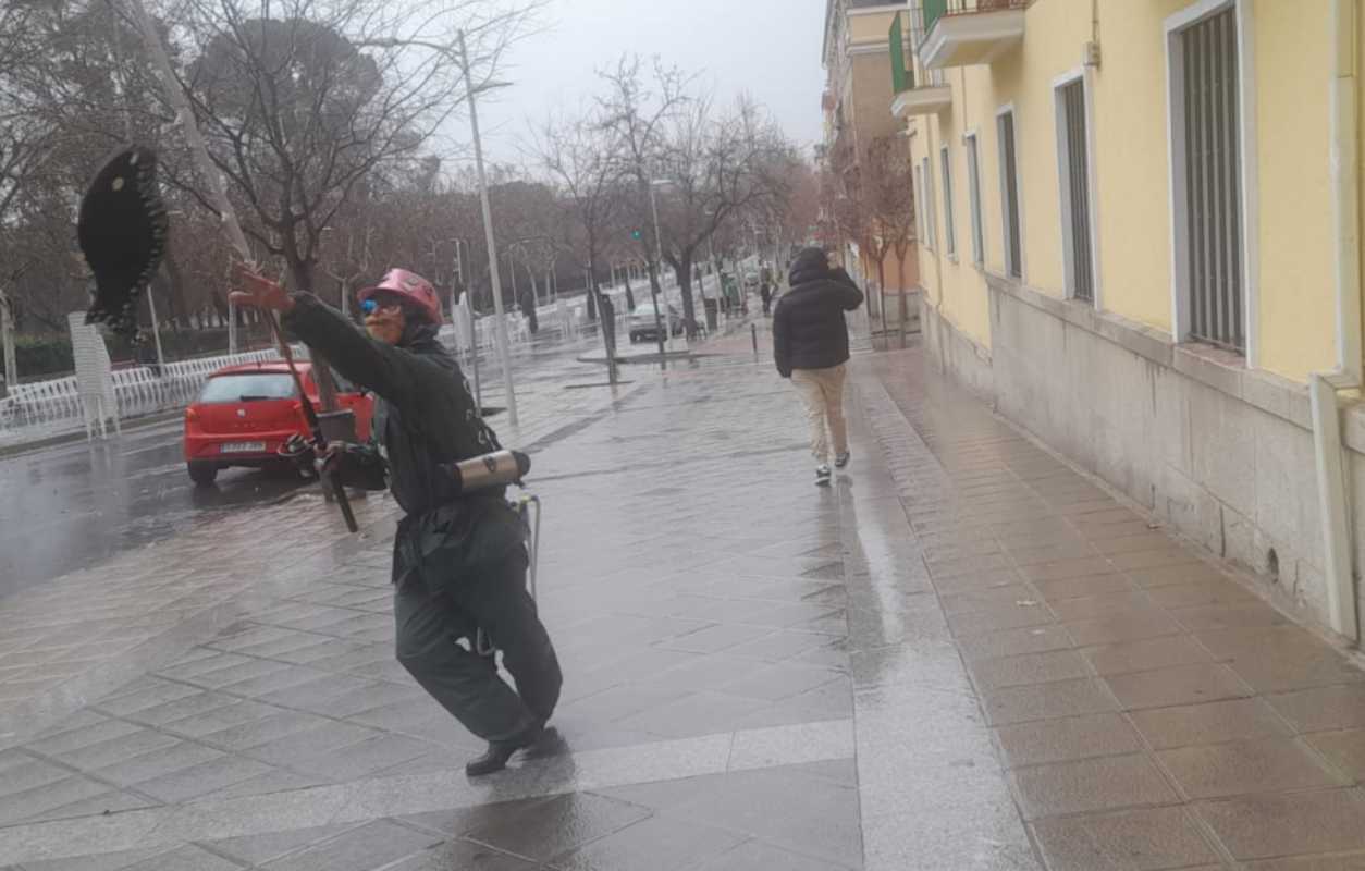 Imagen del viento causando estragos en el disfraz de un toledano. Foto: Rebeca Arango.