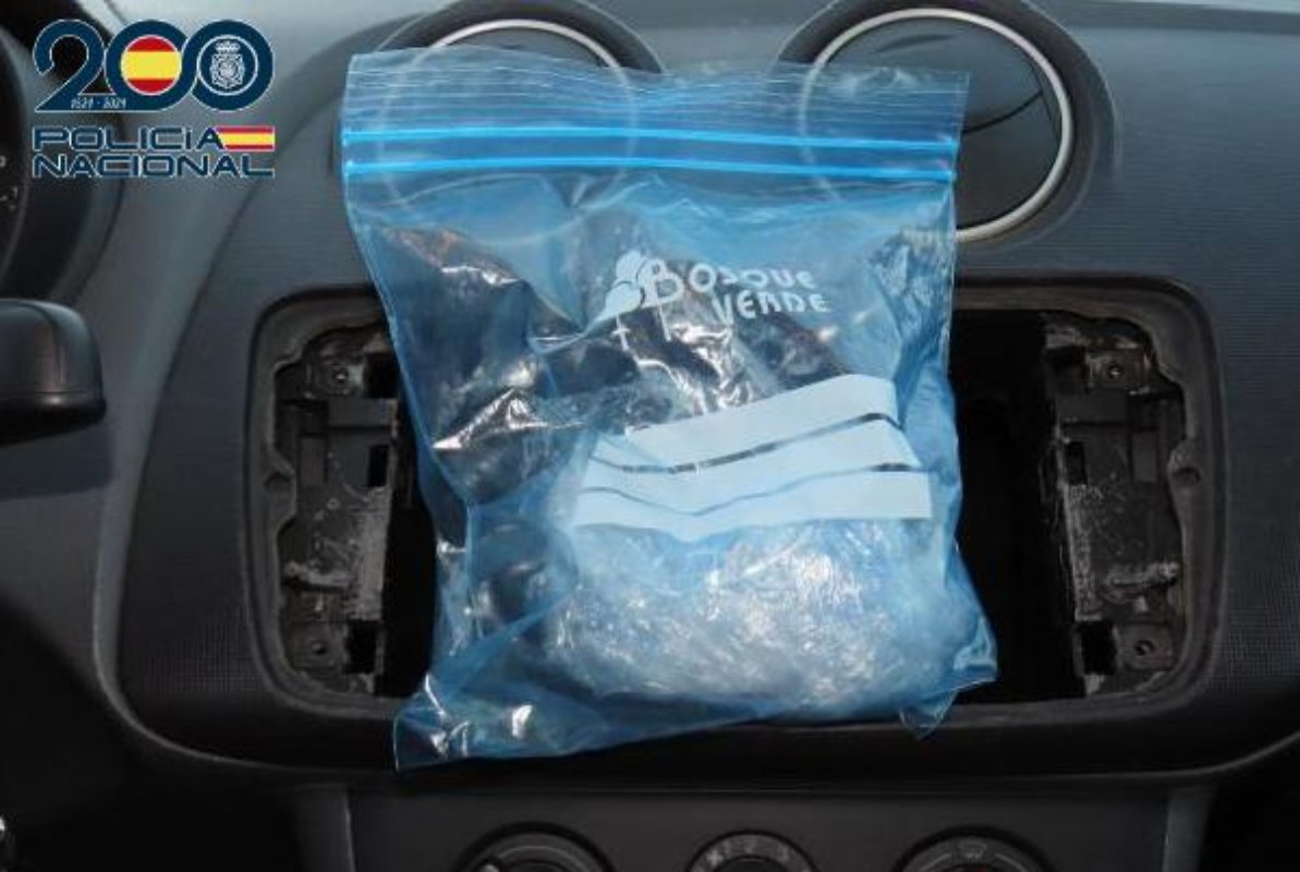 Imagen de la bolsa de cocaína pillada en el vehículo.