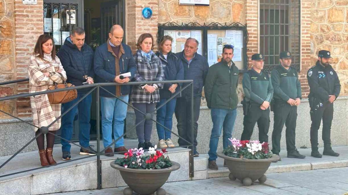 Minuto de silencio en Los Navalucillos por los guardias civiles asesinados en Barbate. Ha asistido la presidente de la Diputación de Toledo, Conchi Cedillo.