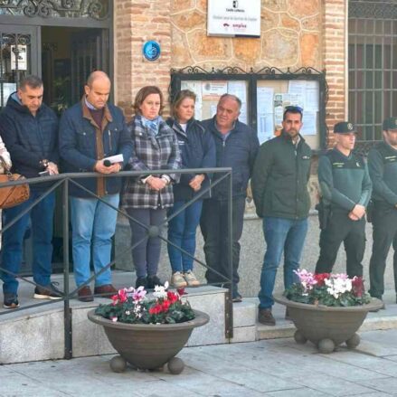 Minuto de silencio en Los Navalucillos por los guardias civiles asesinados en Barbate. Ha asistido la presidente de la Diputación de Toledo, Conchi Cedillo.