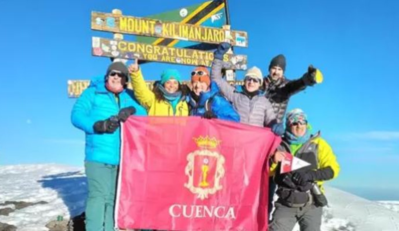 Miguel Ángel Rubio y su equipo, en la cima del Kilimanjaro. Foto: Kilimanjaro, la importancia del momento.