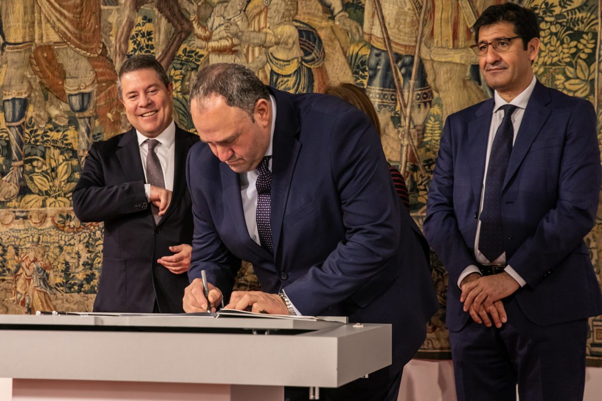 El consejero de Agricultura, Ganadería y Desarrollo Rural, Julián Martínez Lizán, con el presidente de Castilla-La Mancha, Emiliano García-Page.