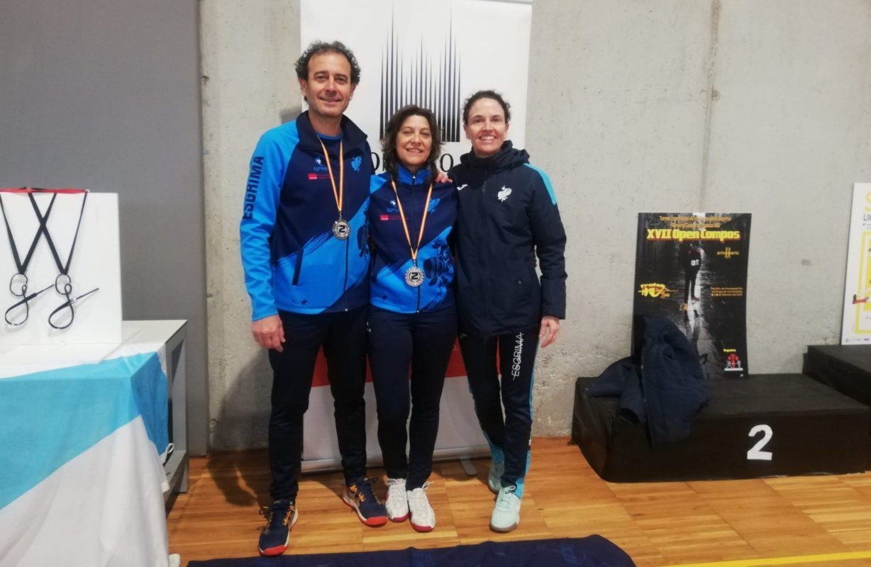 Carlos Toledo y Clara Ruiz posan con sus medallas de plata.