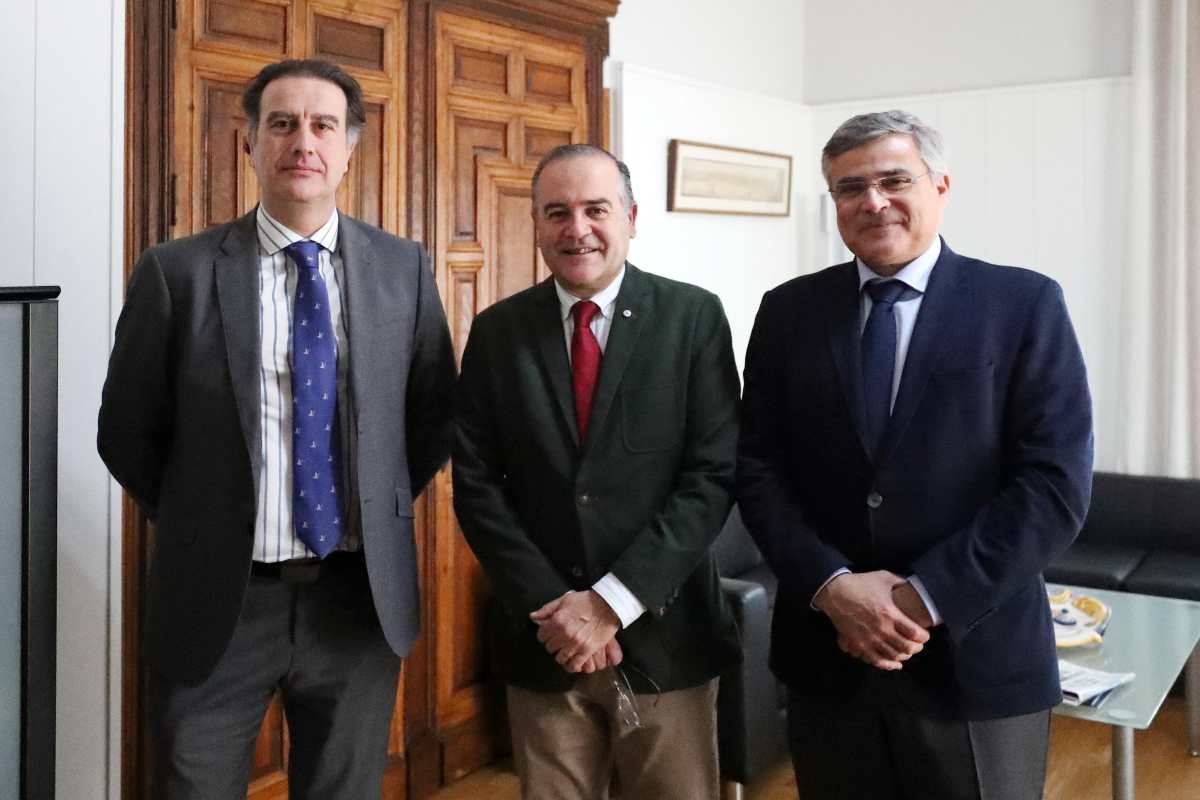 El alcalde de Talavera de la Reina, José Julián Gregorio, al presidente de Fedeto, Javier de Antonio Arribas.