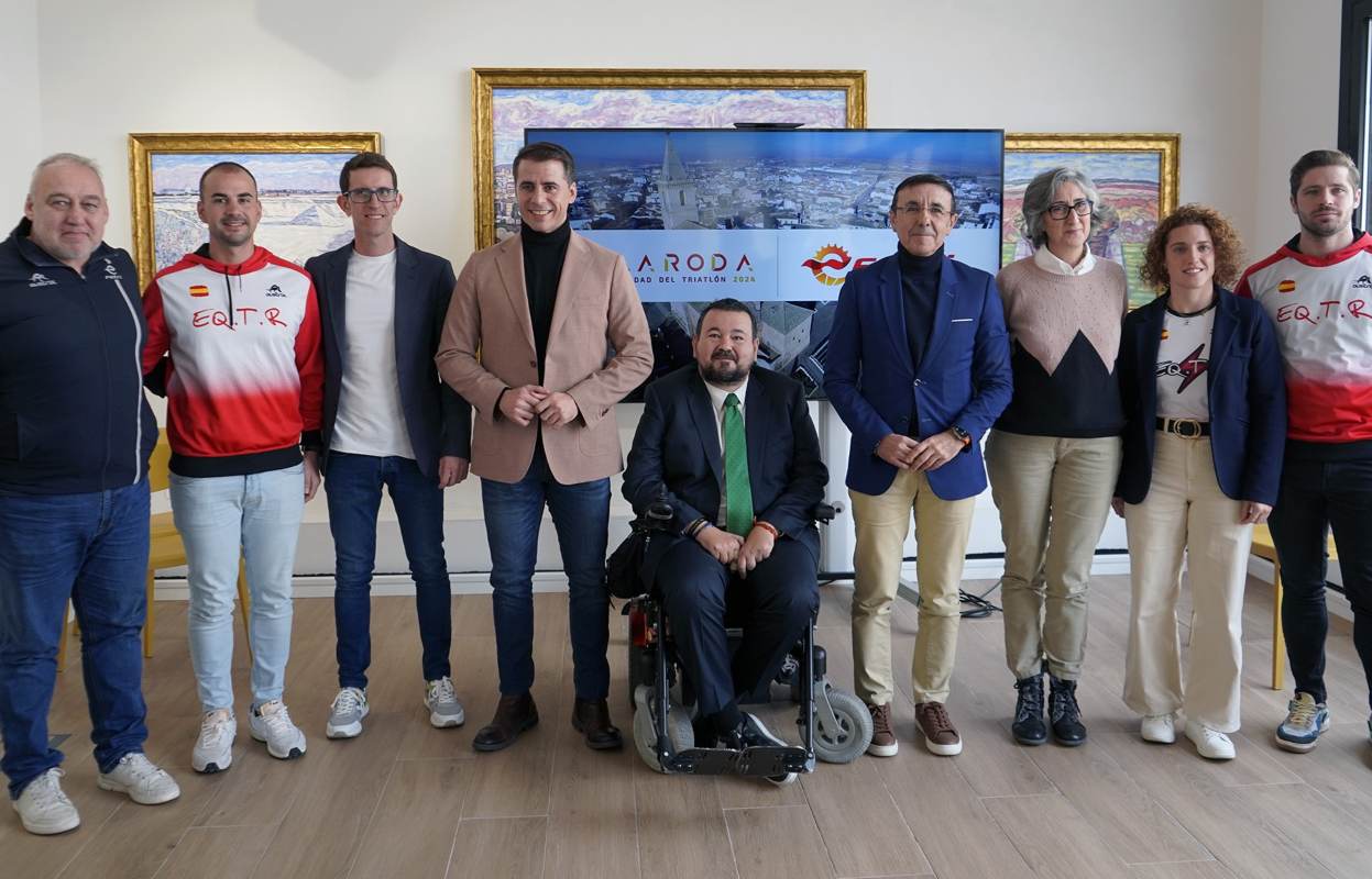 Foto de familia el día en que La Roda de convierte en la Ciudad del Triatlón.