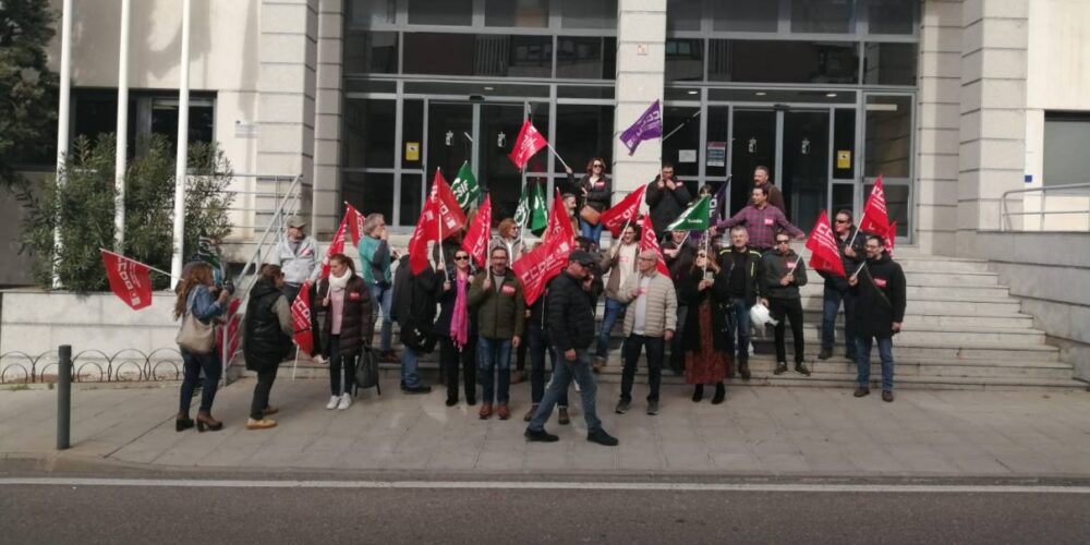 Los agentes medioambientales, a las afueras de Función Pública.