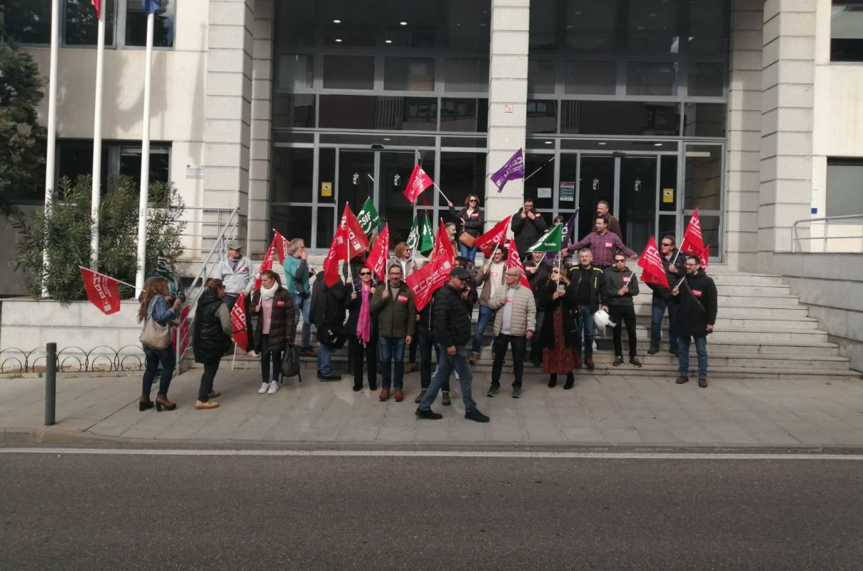 Los agentes medioambientales, a las afueras de Función Pública.