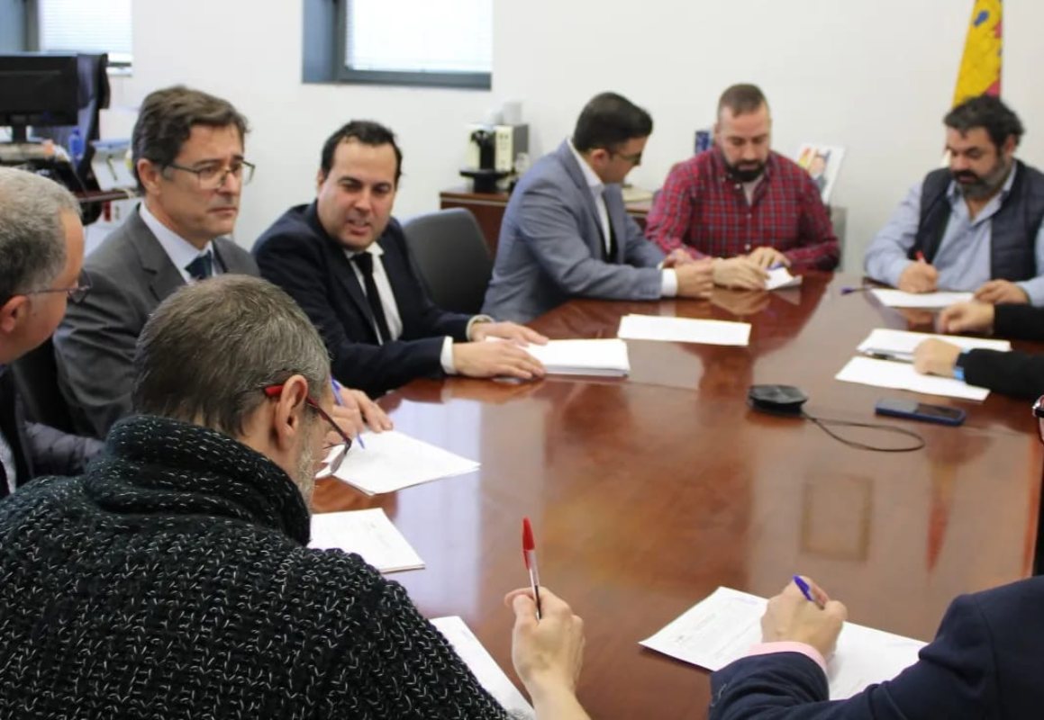 Firma de tablas salariales en Geacam.