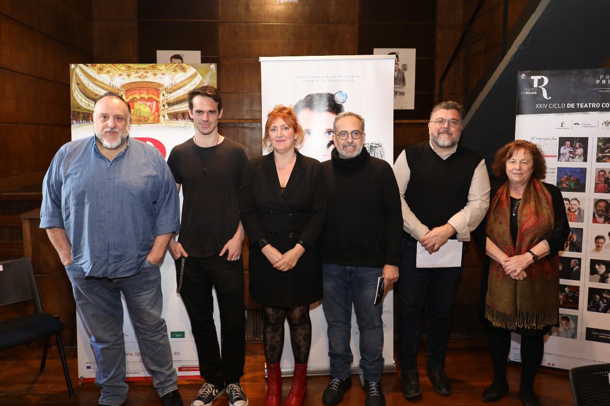 Foto de familia en la presentación de "Goteras".