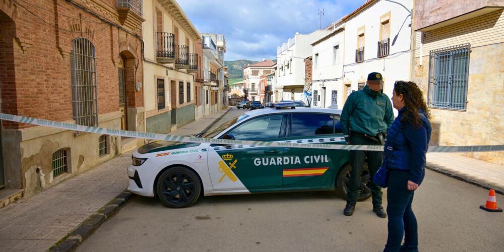 El asesinato se ha producido una vivienda de la calle Padre Jara, de Aldea del Rey. EFE/ Jesús Monroy.