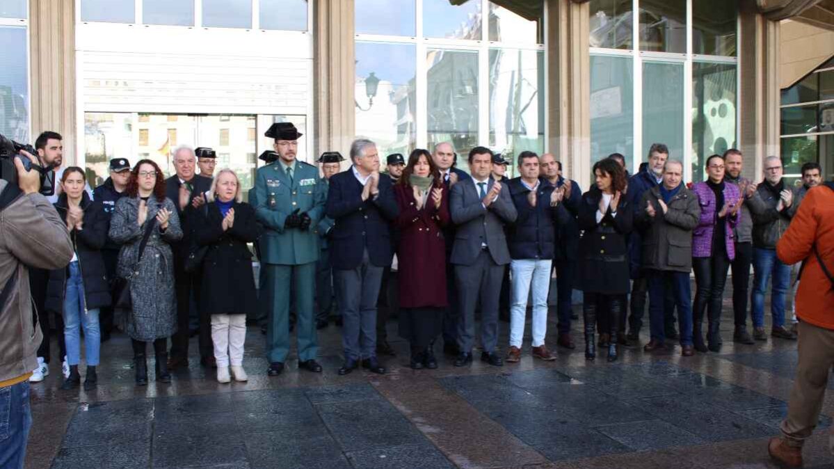 Minuto de silencio en Ciudad Real, por los guardias civiles asesinados en Barbate. Han asistido el alcalde, Francisco Cañizares, y la delegada de la Junta en Ciudad Real, Blanca Fernández.
