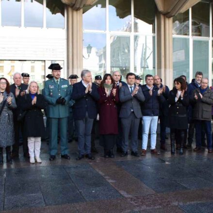 Minuto de silencio en Ciudad Real, por los guardias civiles asesinados en Barbate. Han asistido el alcalde, Francisco Cañizares, y la delegada de la Junta en Ciudad Real, Blanca Fernández.