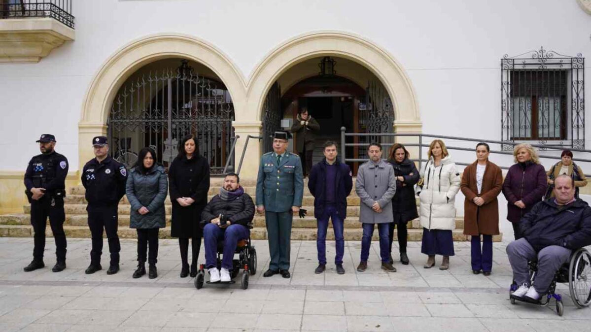 Minuto de silencio en La Roda por los guardias civiles asesinados en Barbate. Ha asistido el alcalde, Juan Ramón Amores.