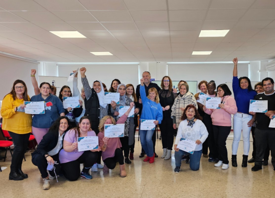 La consejera de Igualdad, Sara Simón, ha participado este lunes, en Tarancón, en la clausura de un curso de ‘reskilling’ sobre el uso de internet y el manejo de redes sociales.