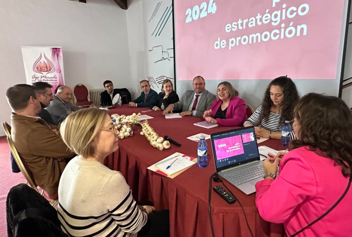 Martínez Lizán asistió a la presentación del Plan Estratégico de Promoción 2024 de la IGP Ajo Morado de Las Pedroñeras.