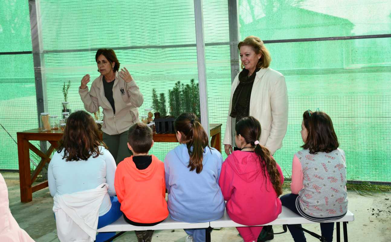 Marina García, con colegiales en el Vivero Taxus.