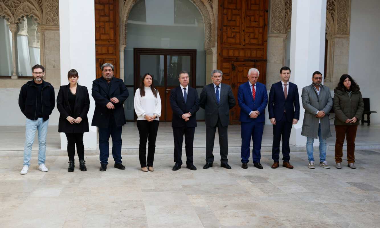 Minuto de silencio en el Palacio de Fuensalida por los guardias civiles asesinados. Foto: EFE/Ismael Herrero.