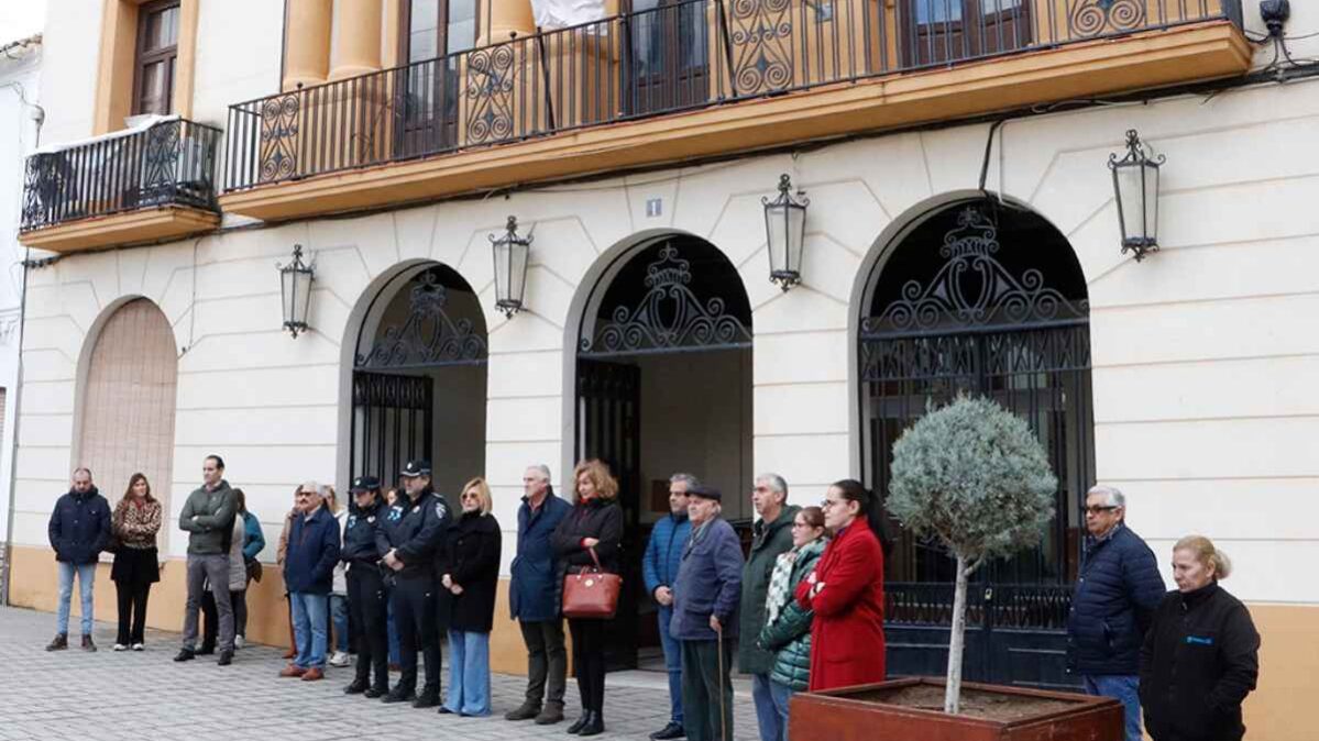 Minuto de silencio en Almodóvar del Campo (Ciudad Real), por los guardias civiles asesinados en Barbate.