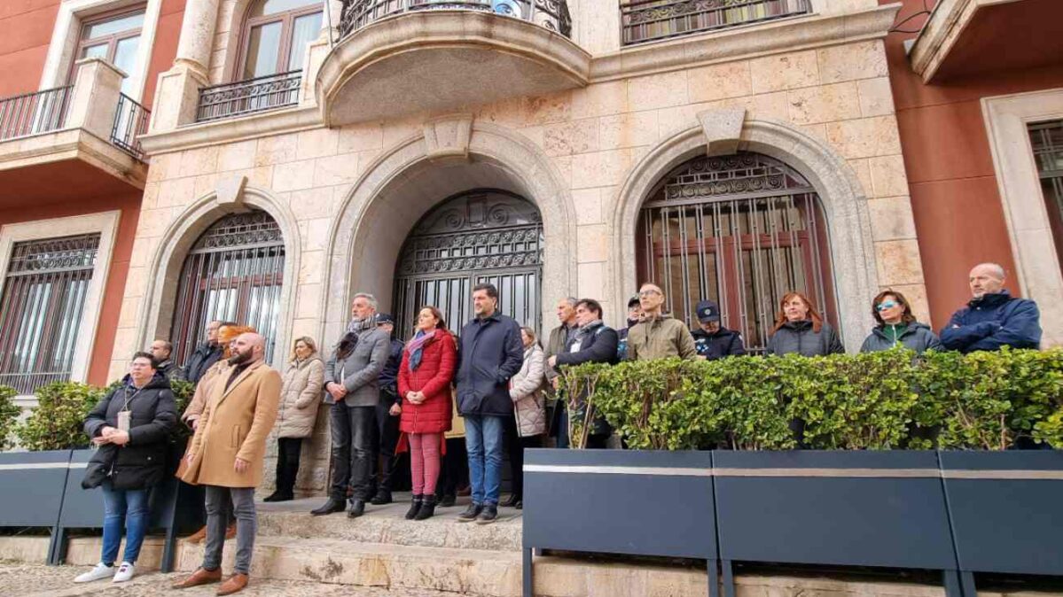 Minuto de silencio en Valdepeñas. Ha asistido el alcalde de Valdepeñas, Jesús Martín.