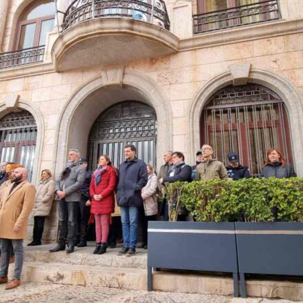 Minuto de silencio en Valdepeñas. Ha asistido el alcalde de Valdepeñas, Jesús Martín.