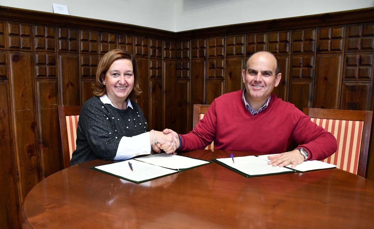 Conchi Cedillo y José Ángel Pérez, alcalde de Los Navalucillos, en una foto de archivo.